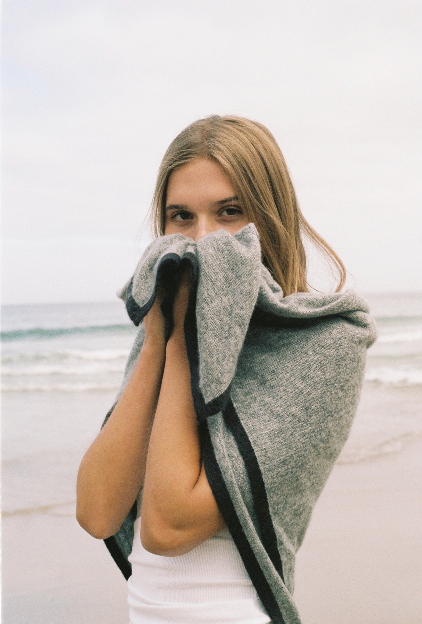 LOLA Stola aus Kaschmir - grau / taupe - LOVEM - mütze