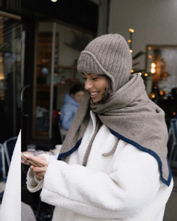 LOLA Stola aus Kaschmir - taupe / blau - LOVEM - mütze