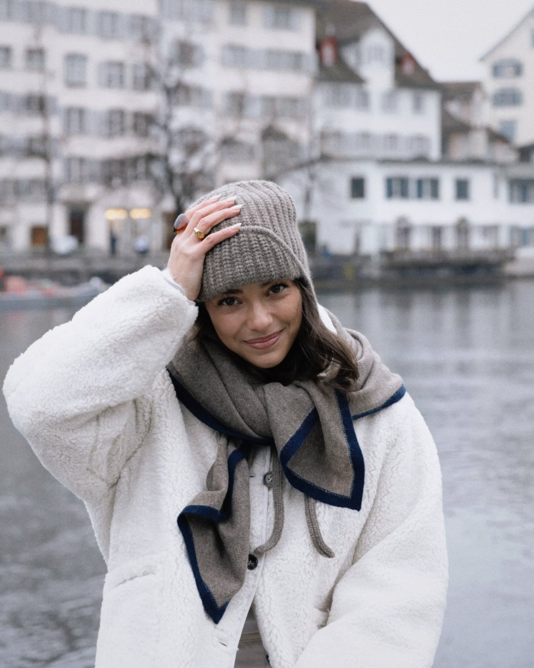 LOLA Stola aus Kaschmir - taupe / blau - LOVEM - mütze