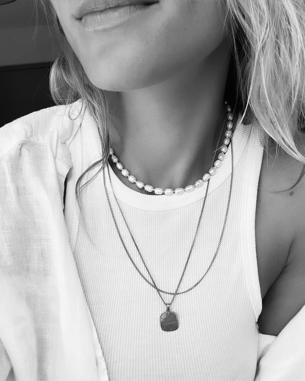 Frau mit Halskette aus Perlen von LOVEM