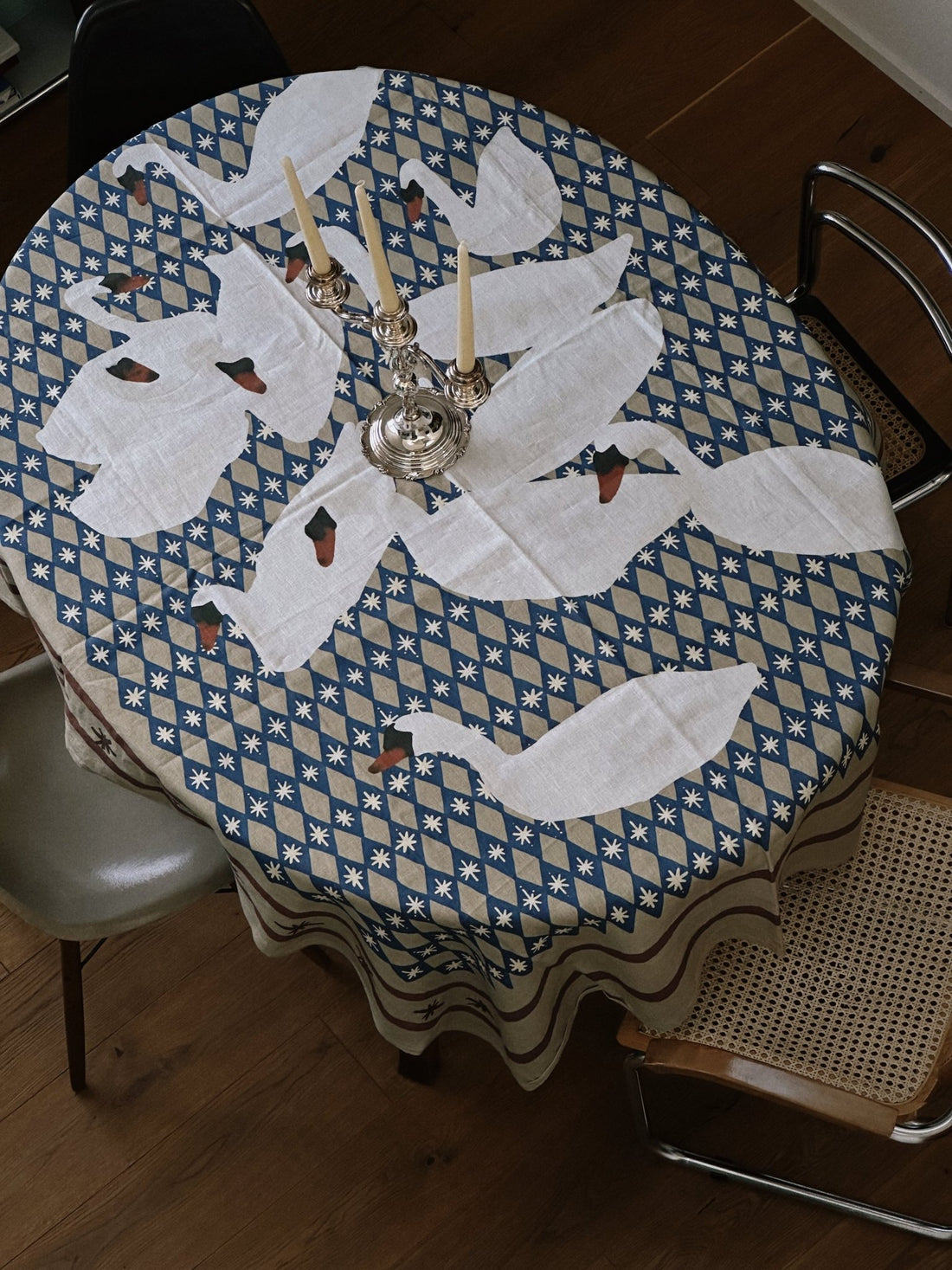 SWANS AND STARS Tischtuch - LOVEM - Tischtuch